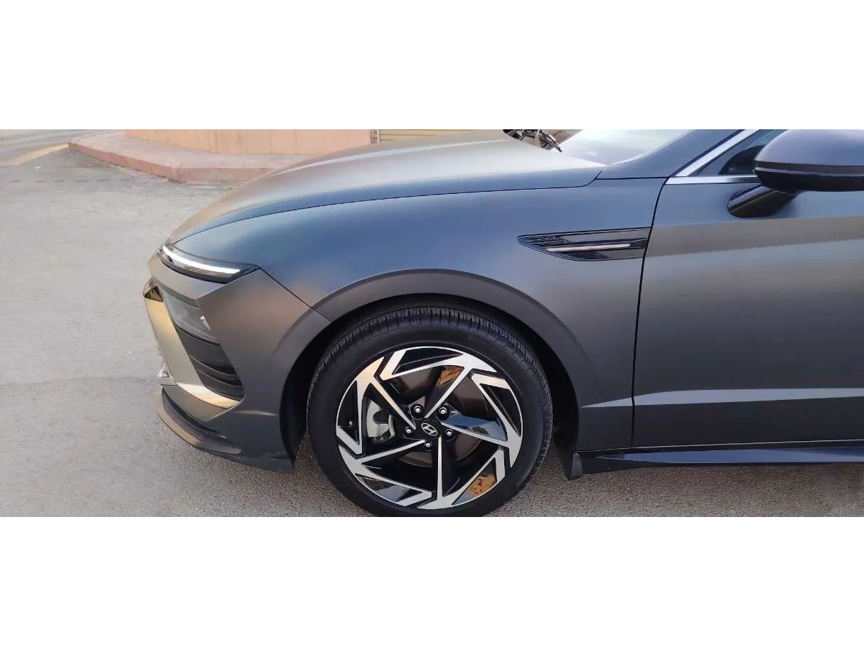Car image 10