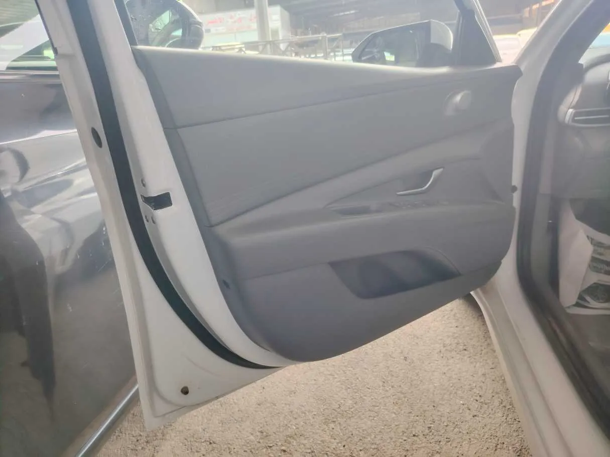 Car image 12