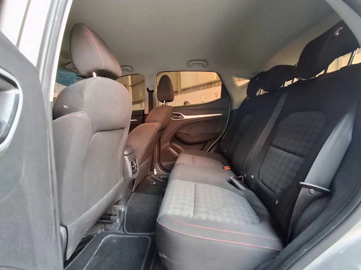 Car image 13