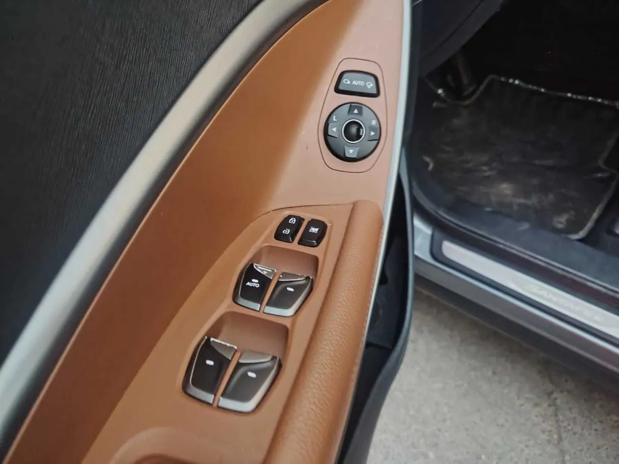 Car image 30