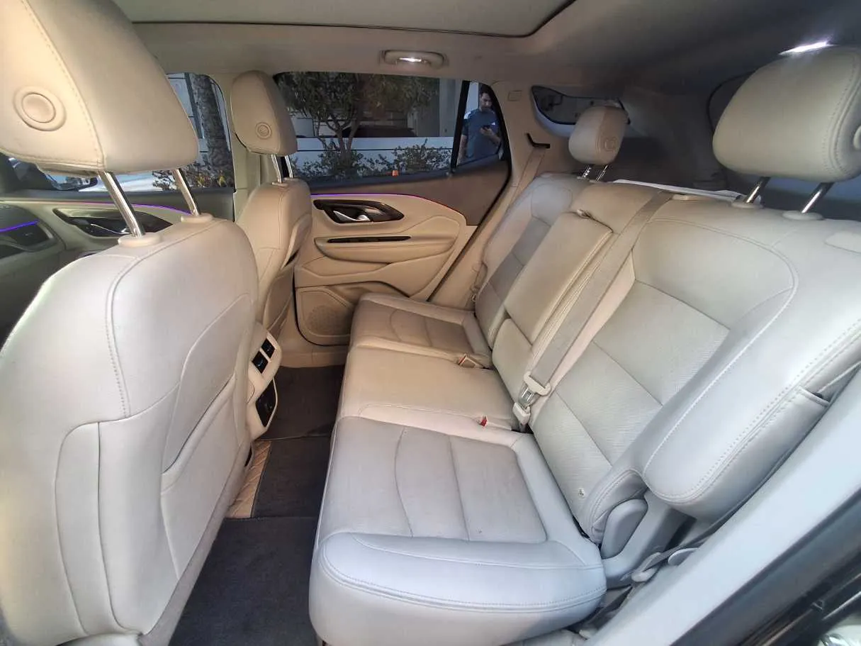 Car image 14