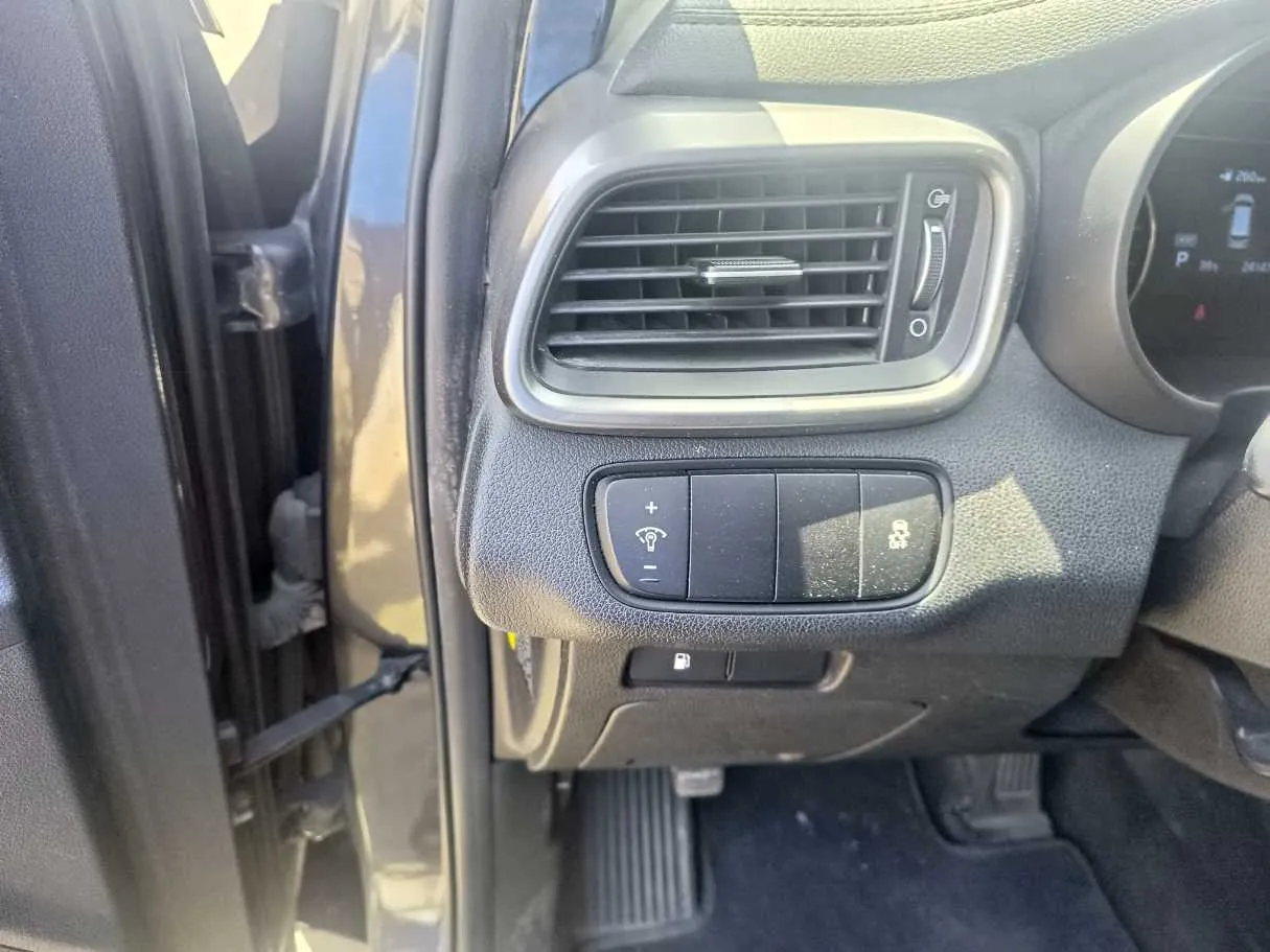 Car image 28