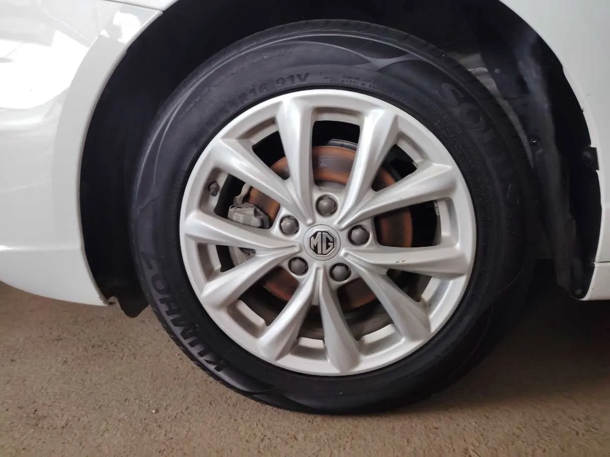 Car image 10