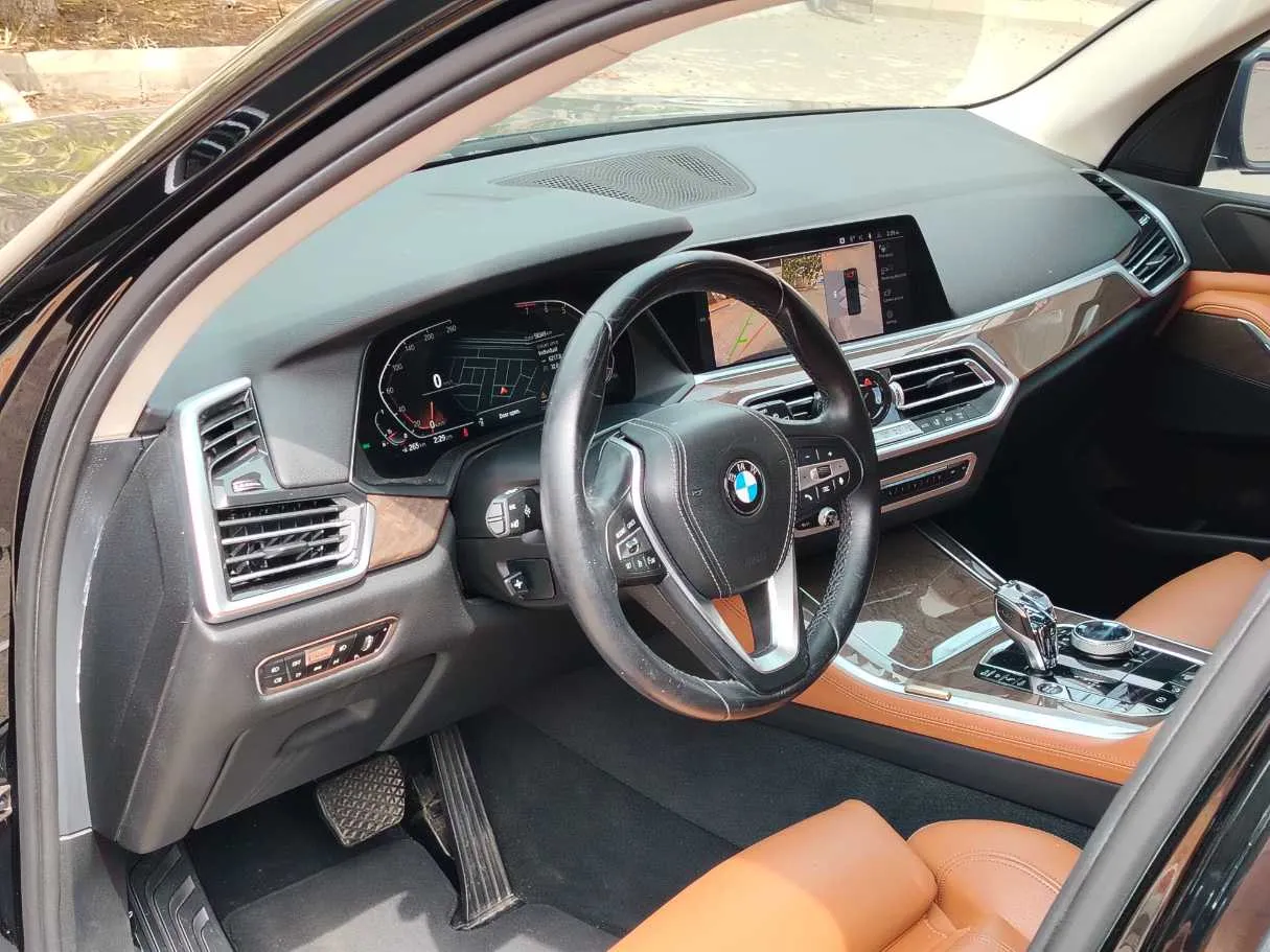 Car image 13