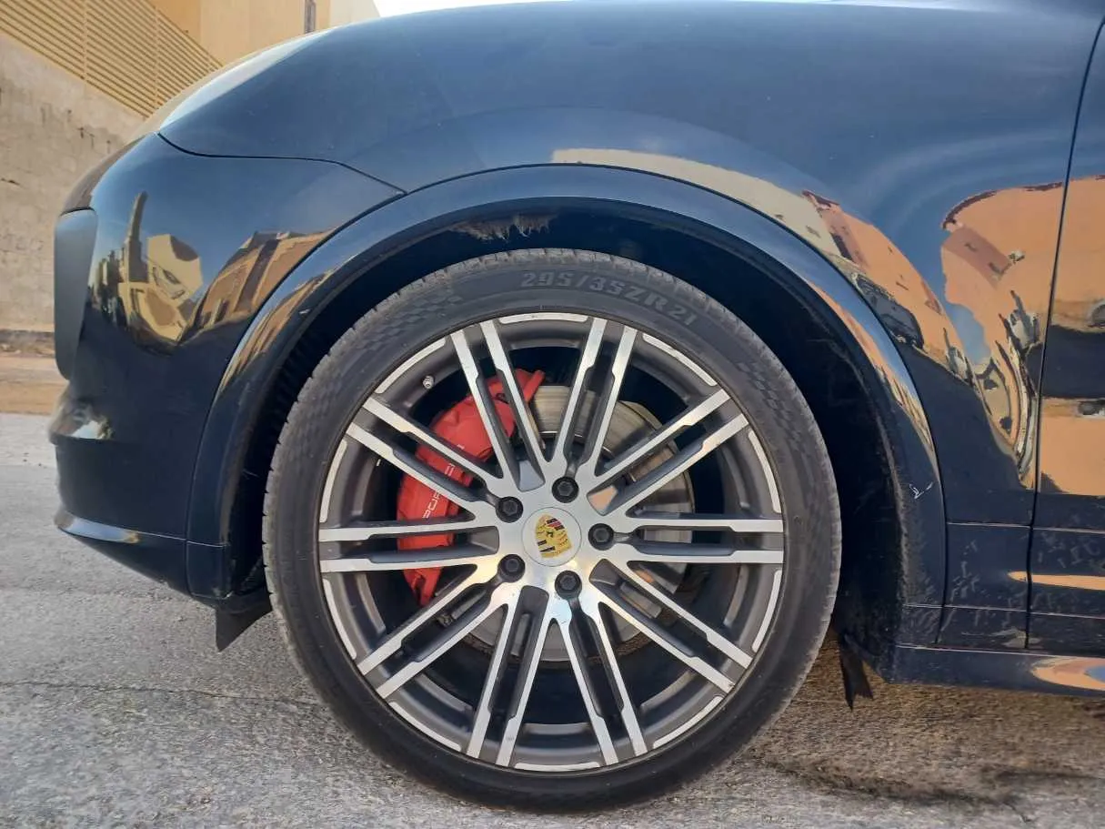 Car image 9
