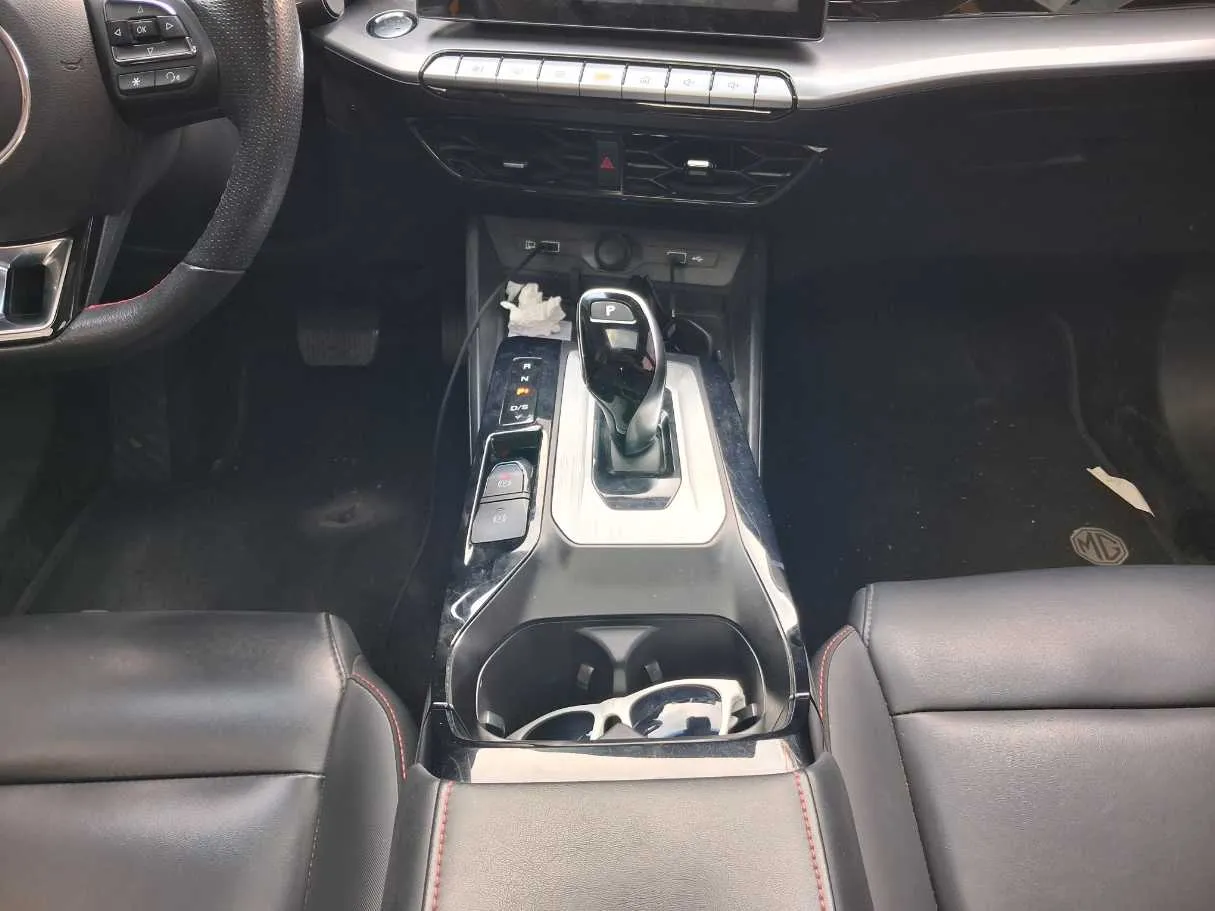 Car image 14