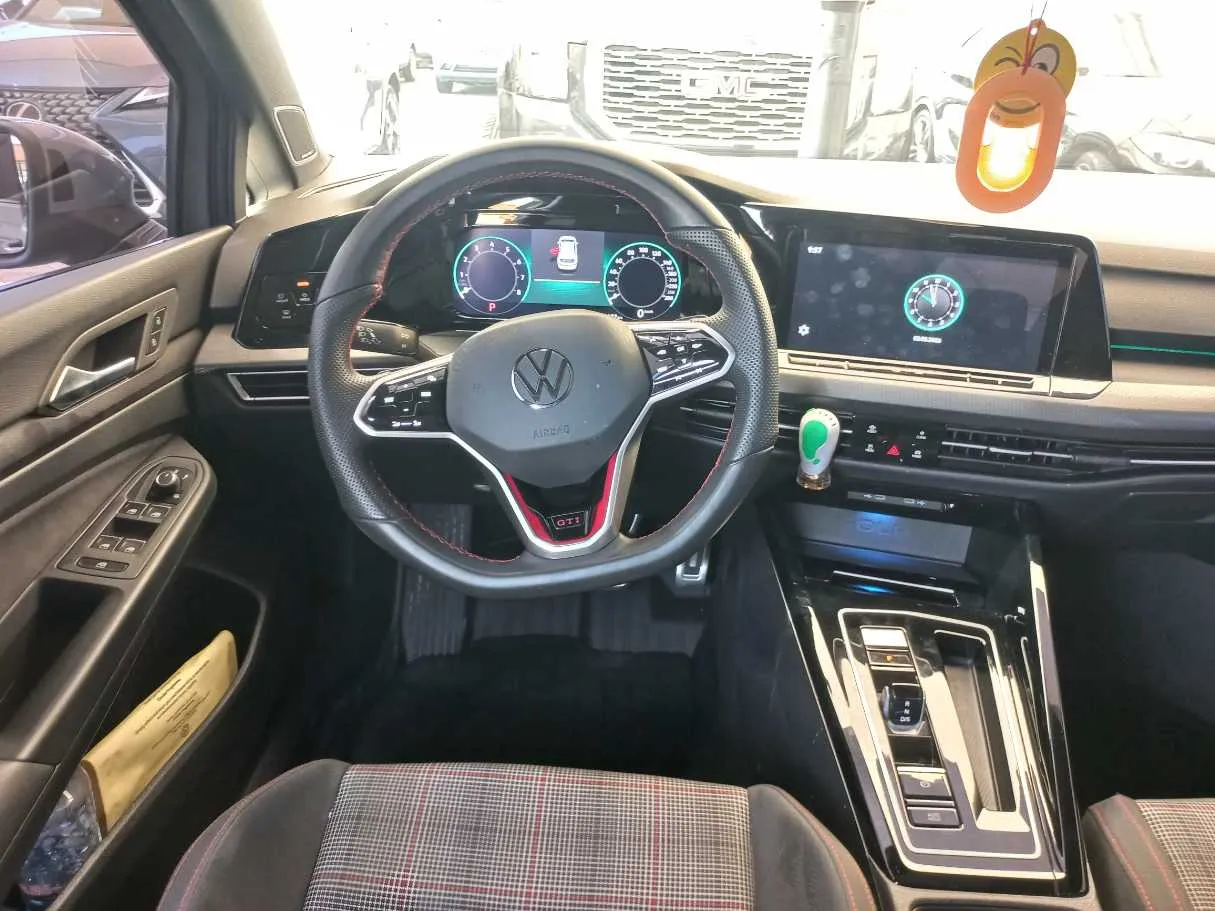 Car image 16