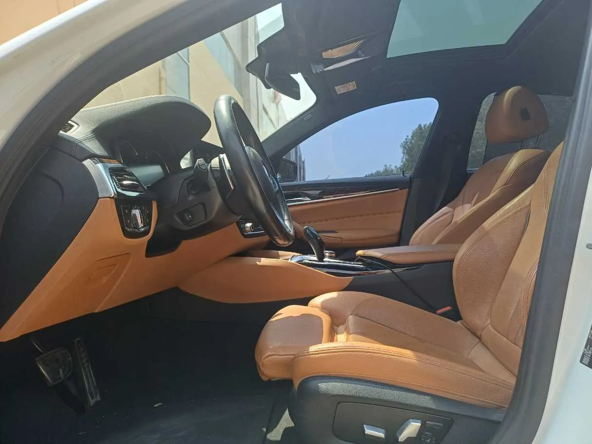 Car image 12