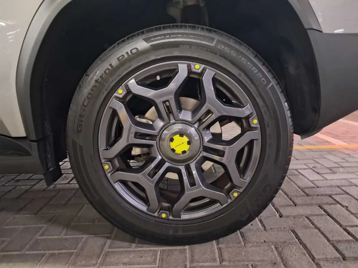 Car image 12