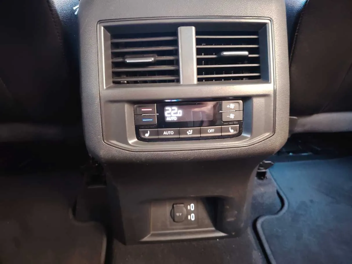 Car image 32