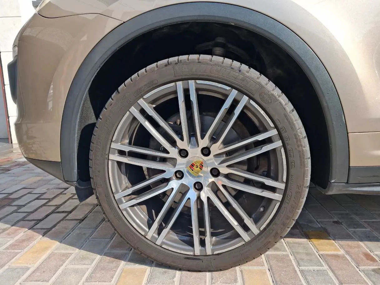 Car image 9