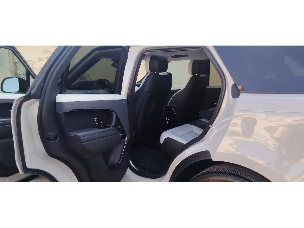 Car image 13