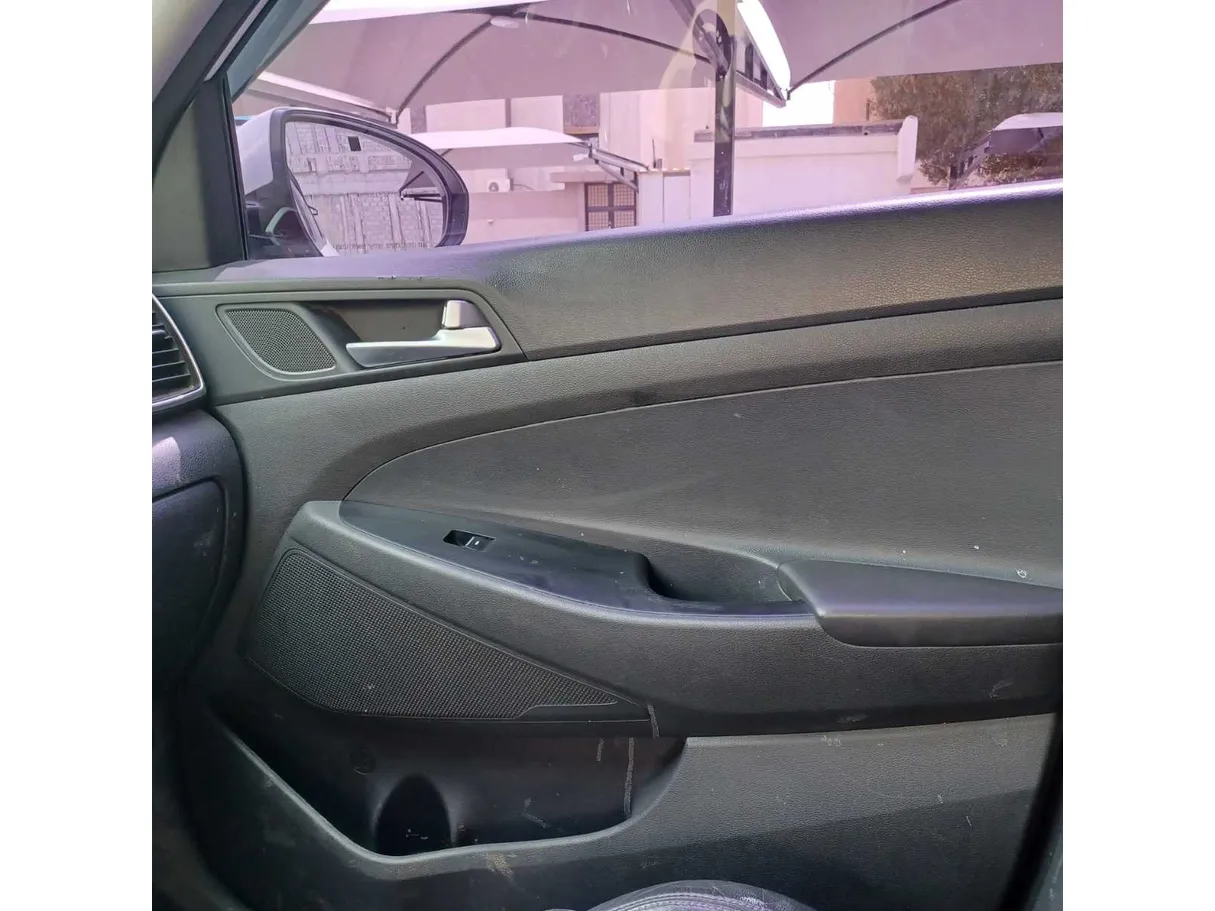 Car image 27