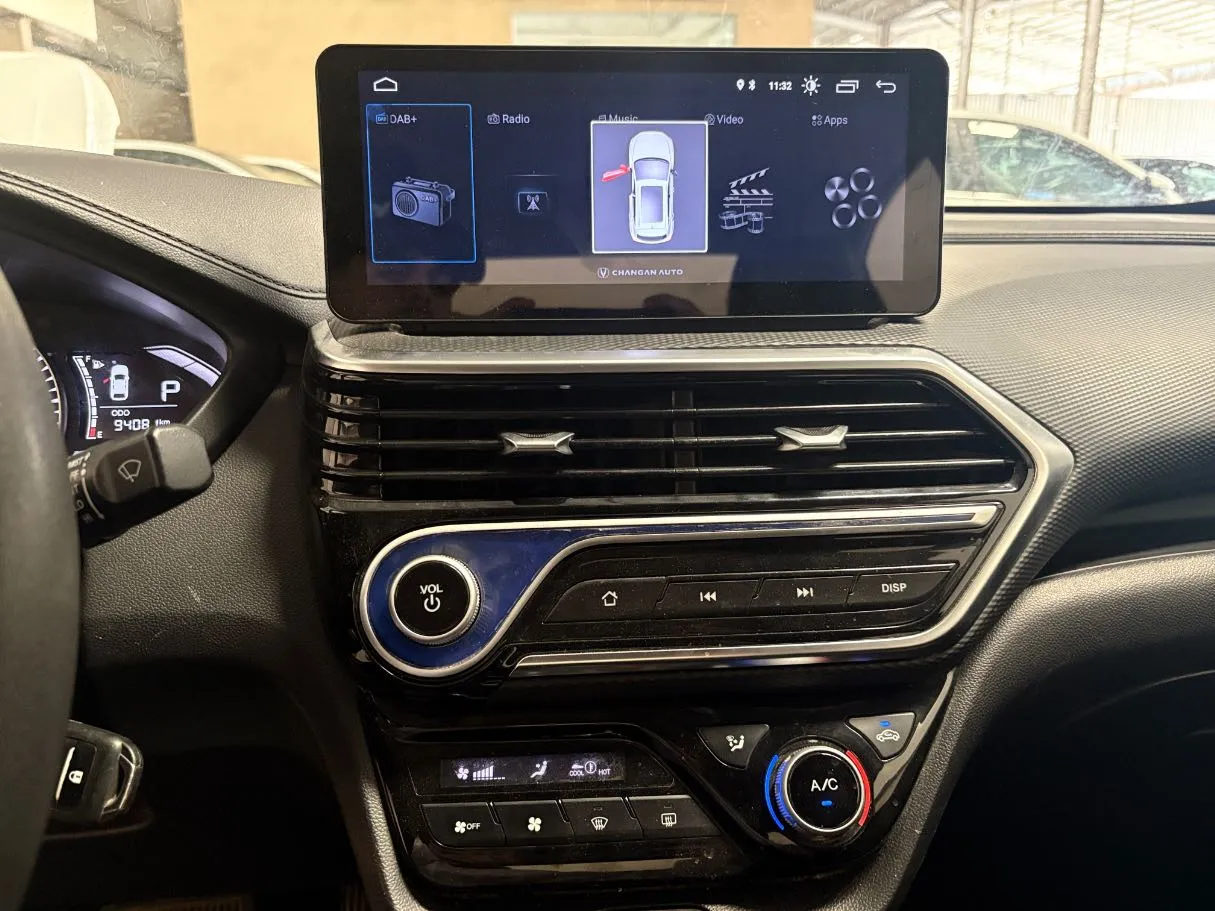 Car image 14