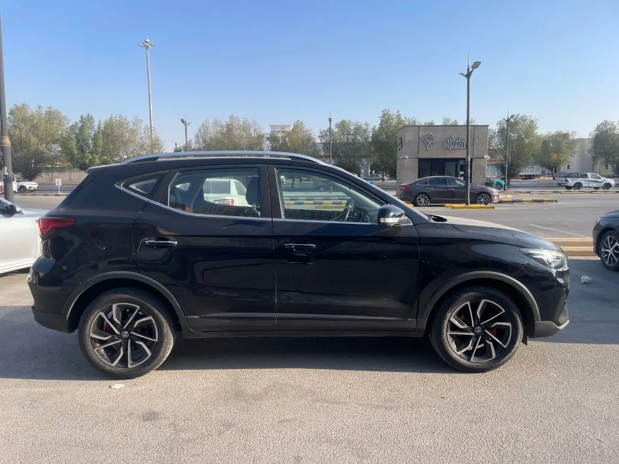 Car image 4