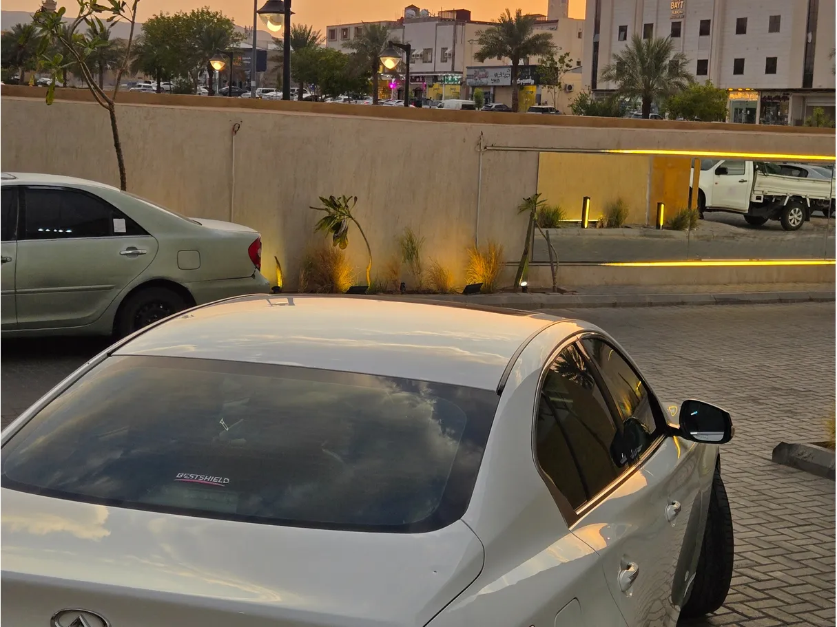 Car image 10