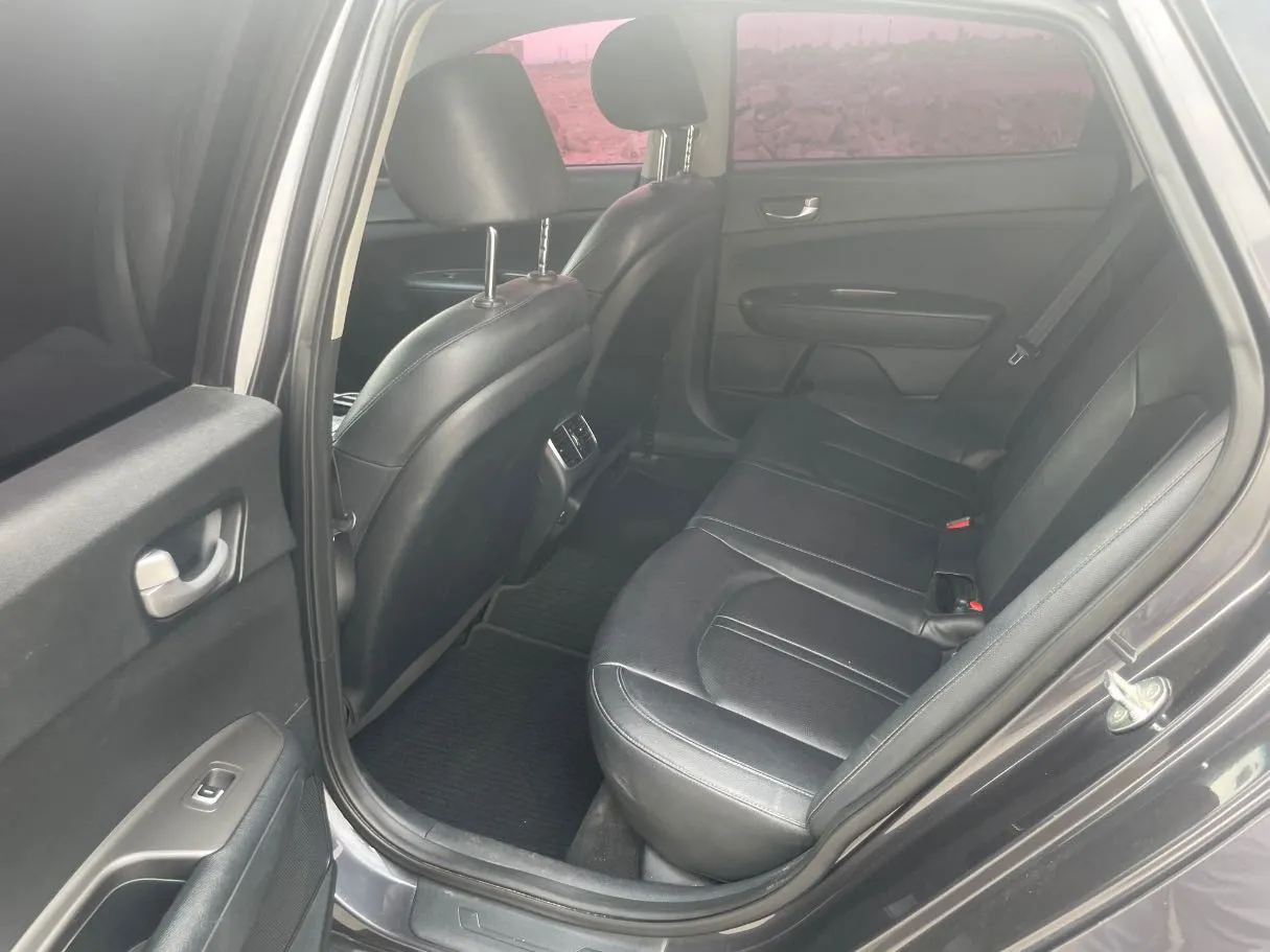 Car image 16