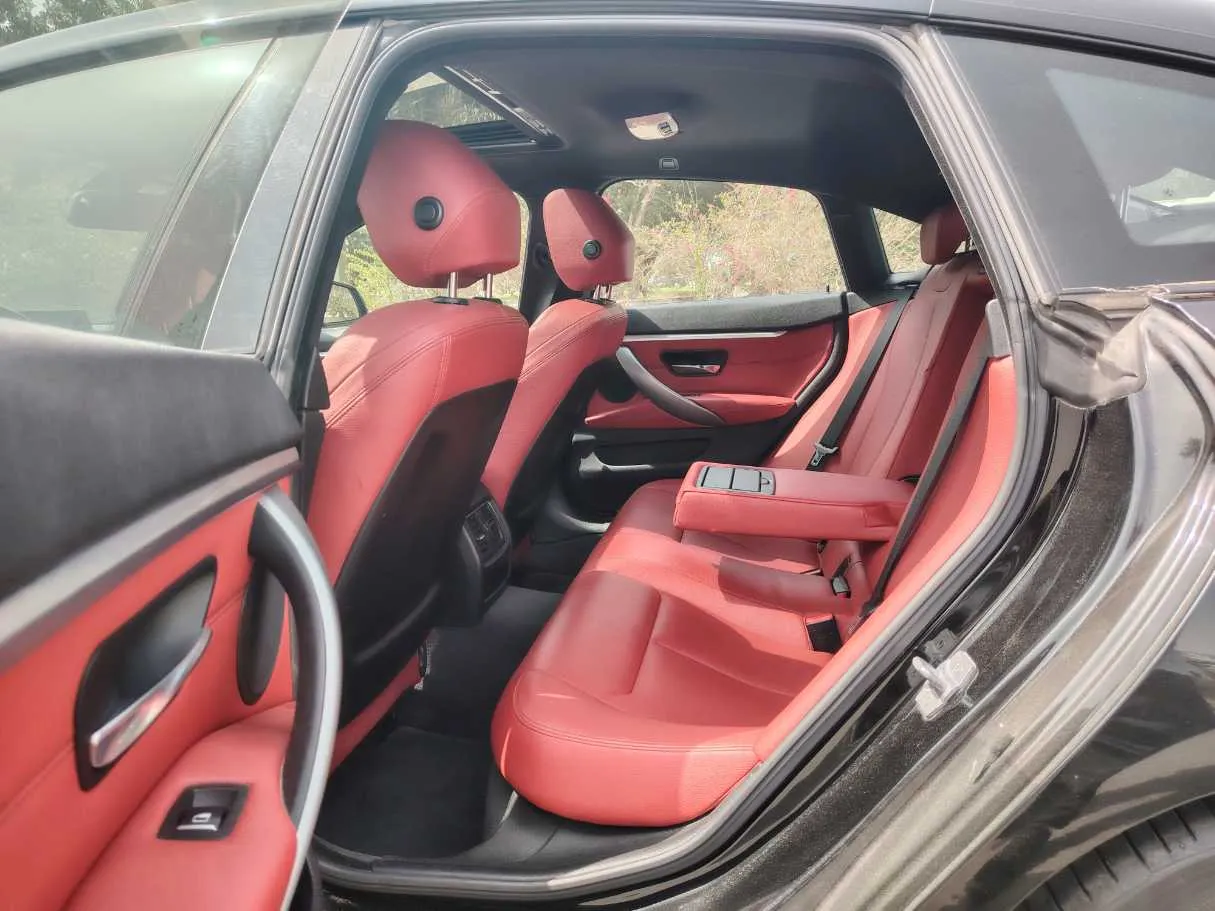 Car image 14