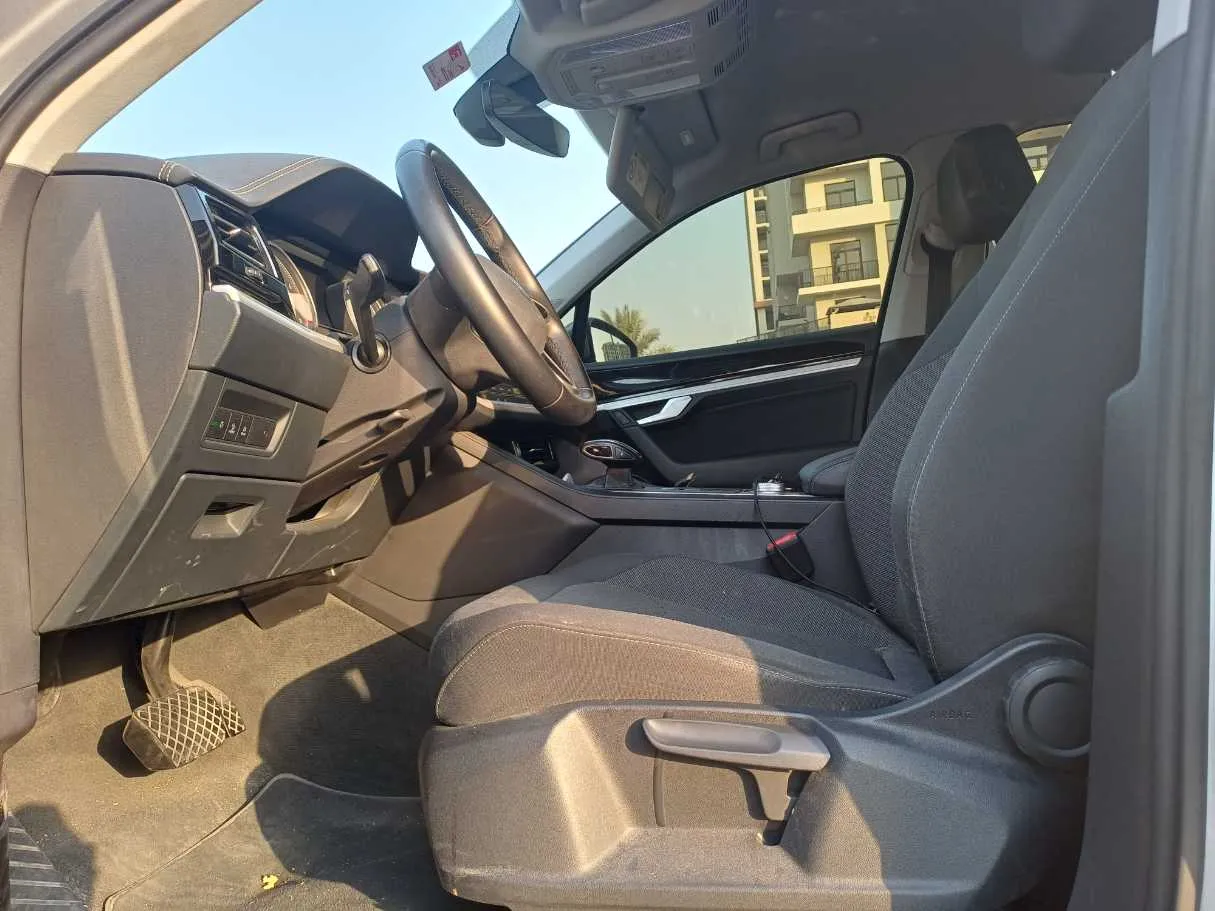 Car image 12