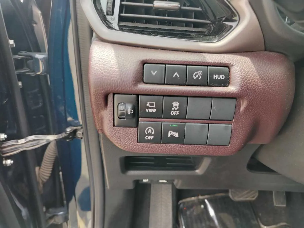 Car image 30