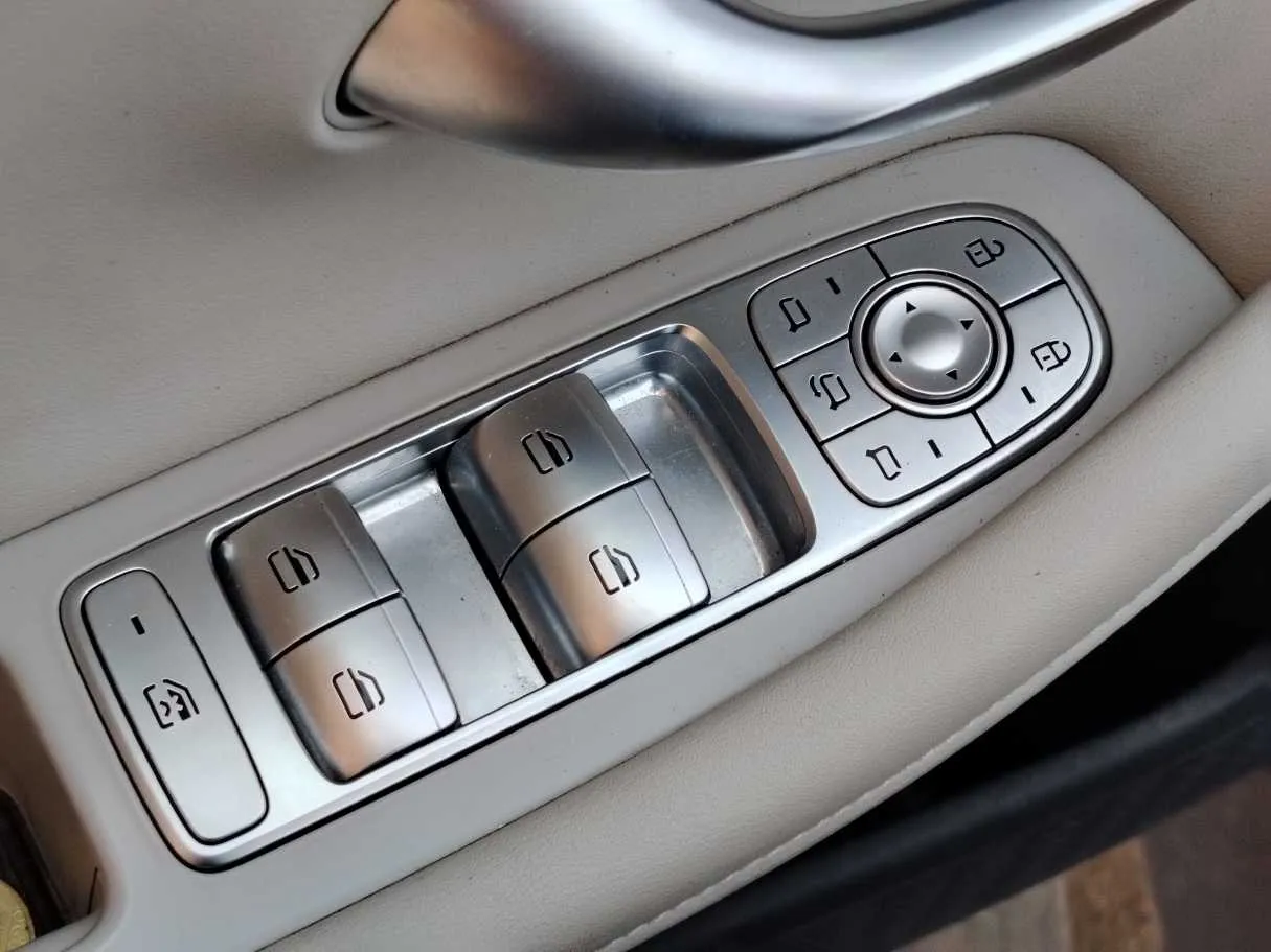 Car image 28