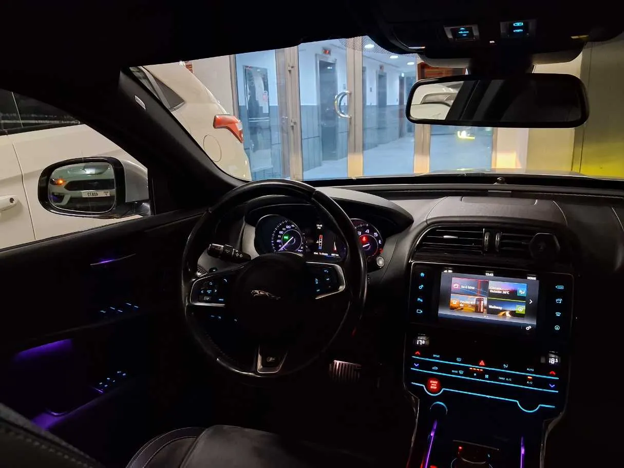 Car image 16