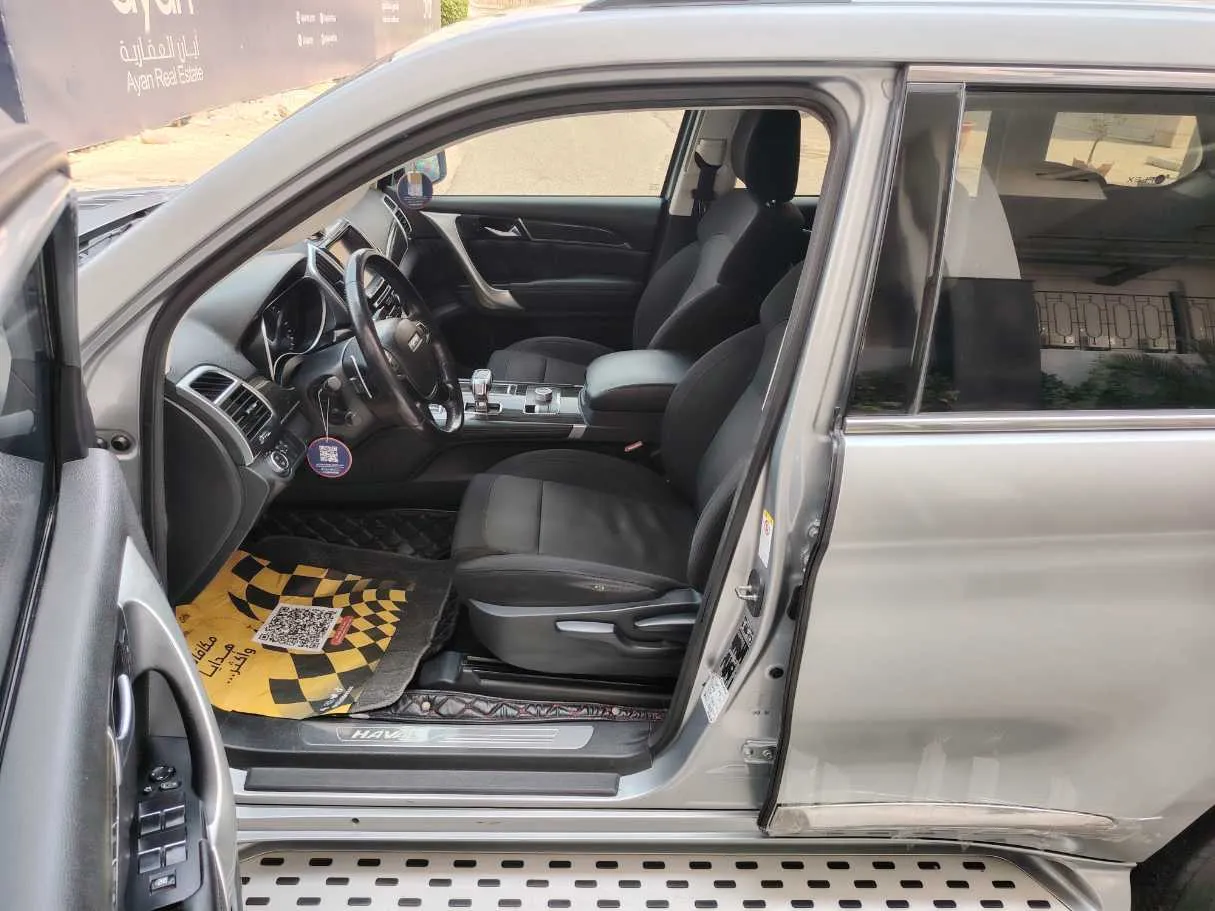 Car image 12
