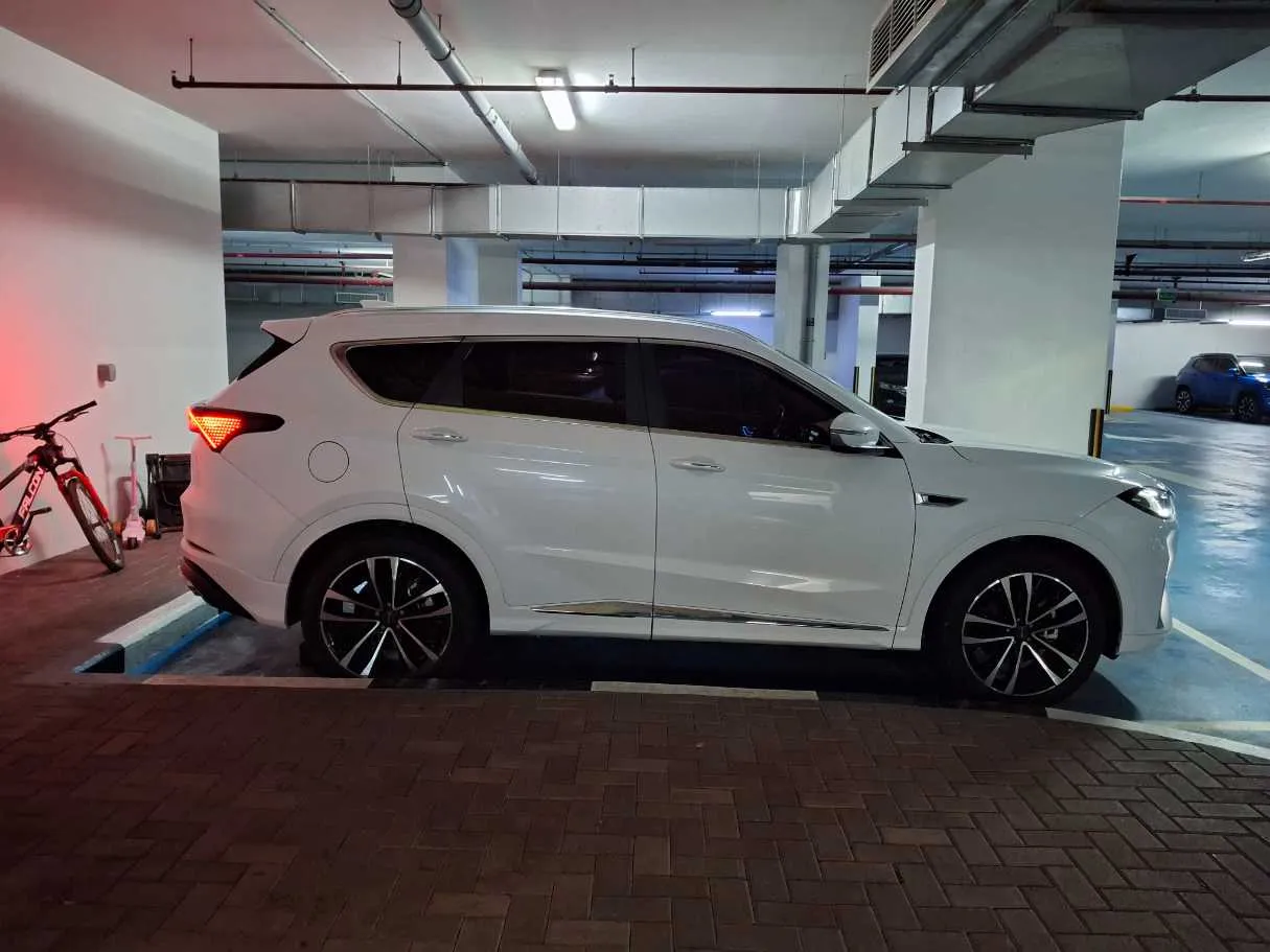Car image 8