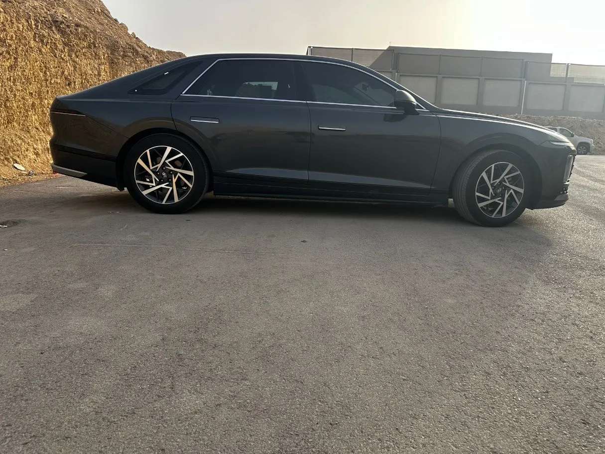 Car image 4