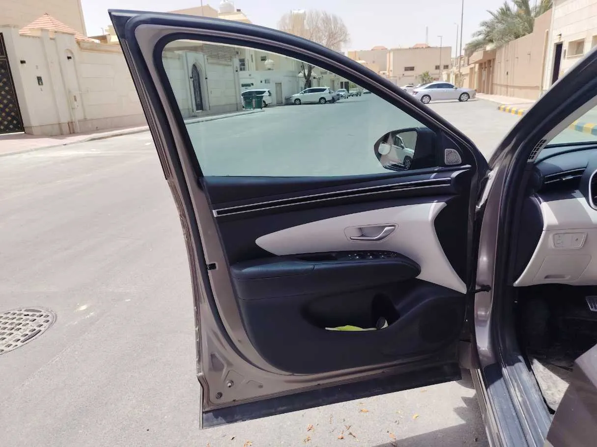 Car image 11