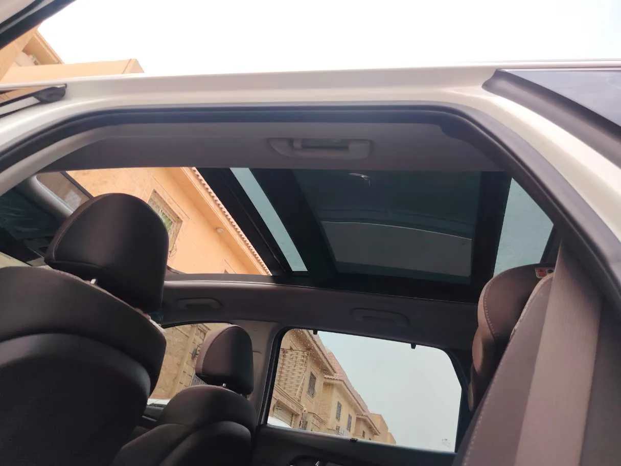 Car image 30
