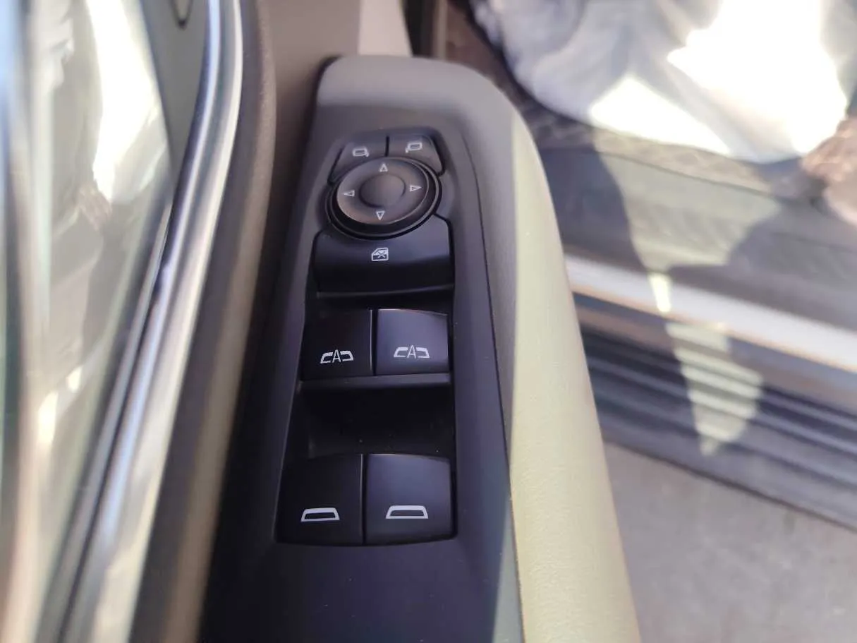 Car image 30