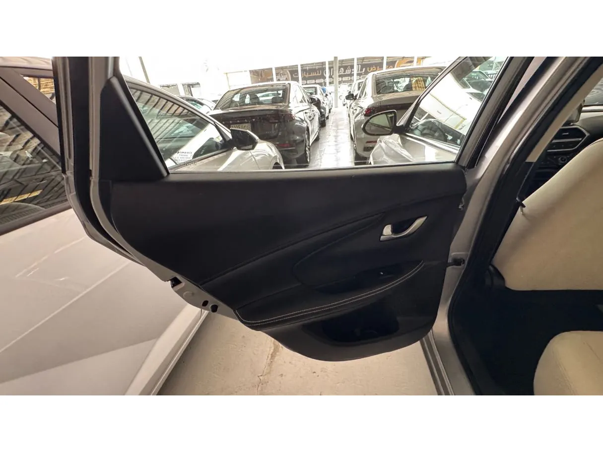 Car image 10