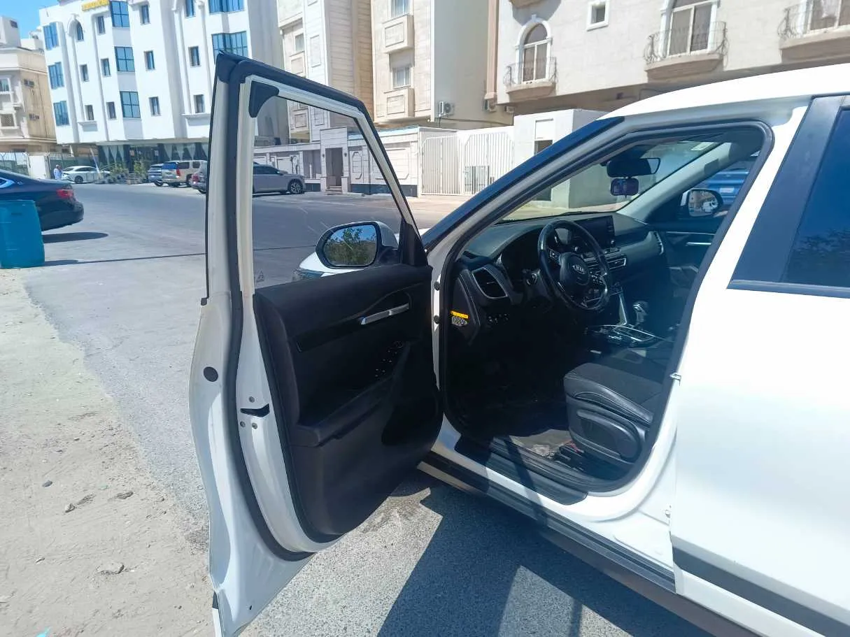 Car image 12