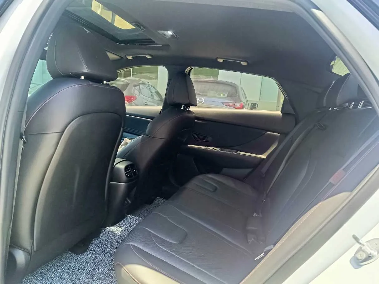 Car image 18