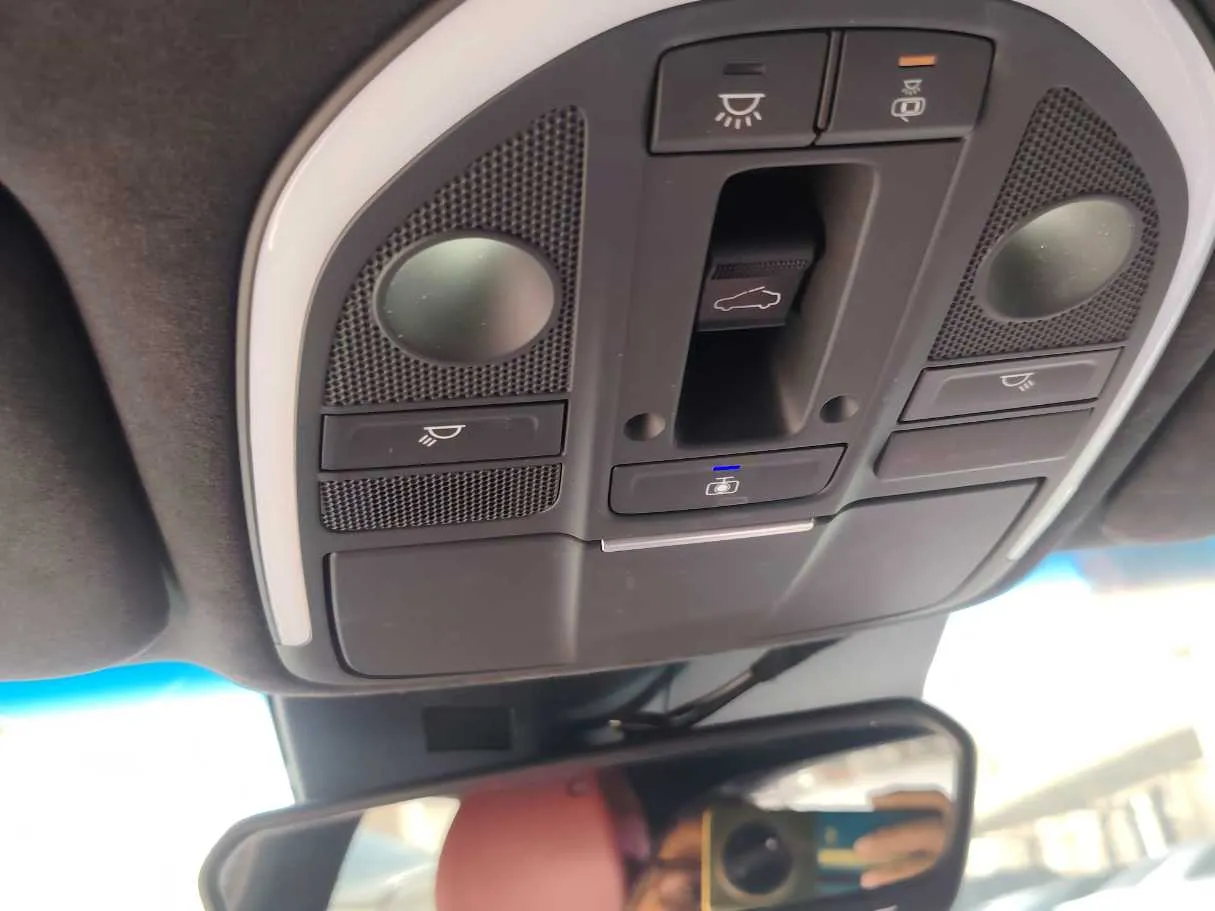 Car image 29