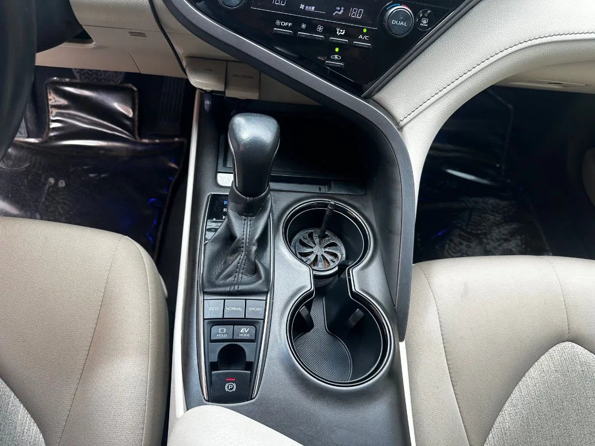 Car image 18
