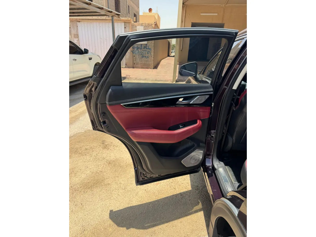 Car image 12