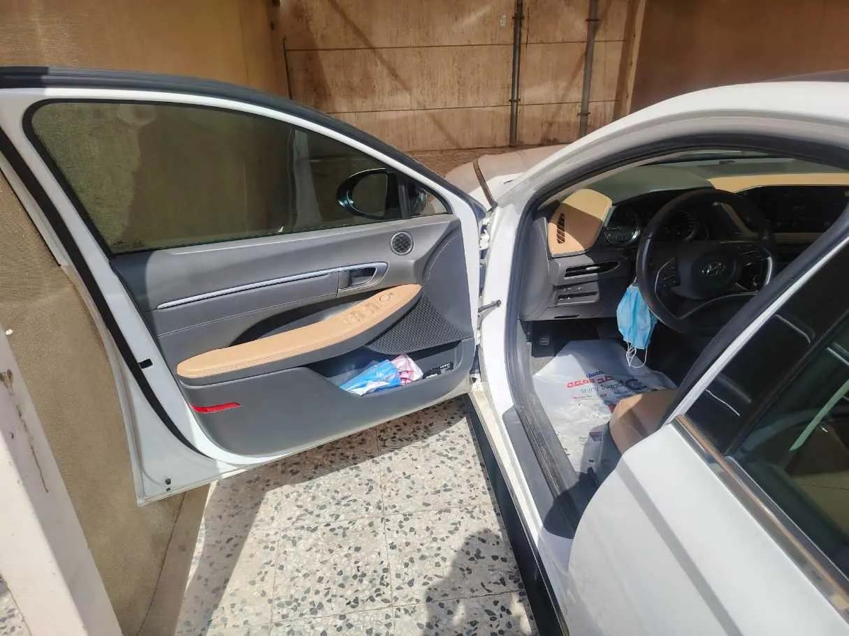 Car image 12