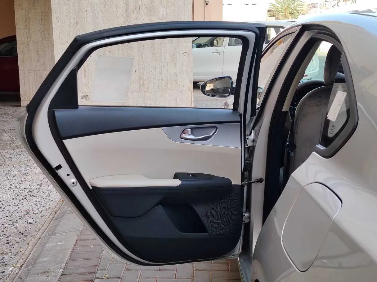 Car image 14