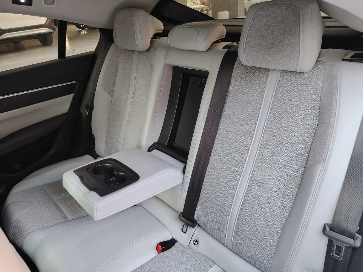 Car image 16