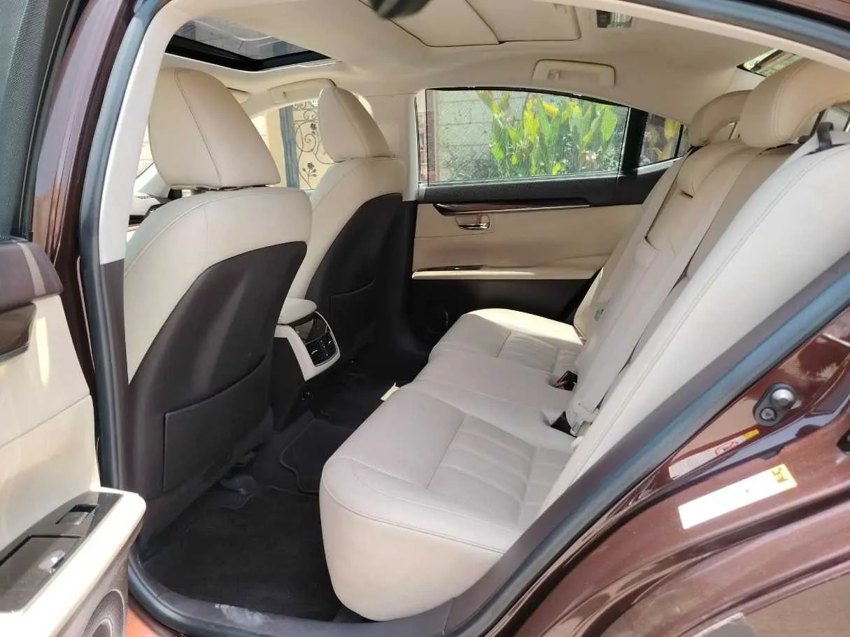 Car image 15
