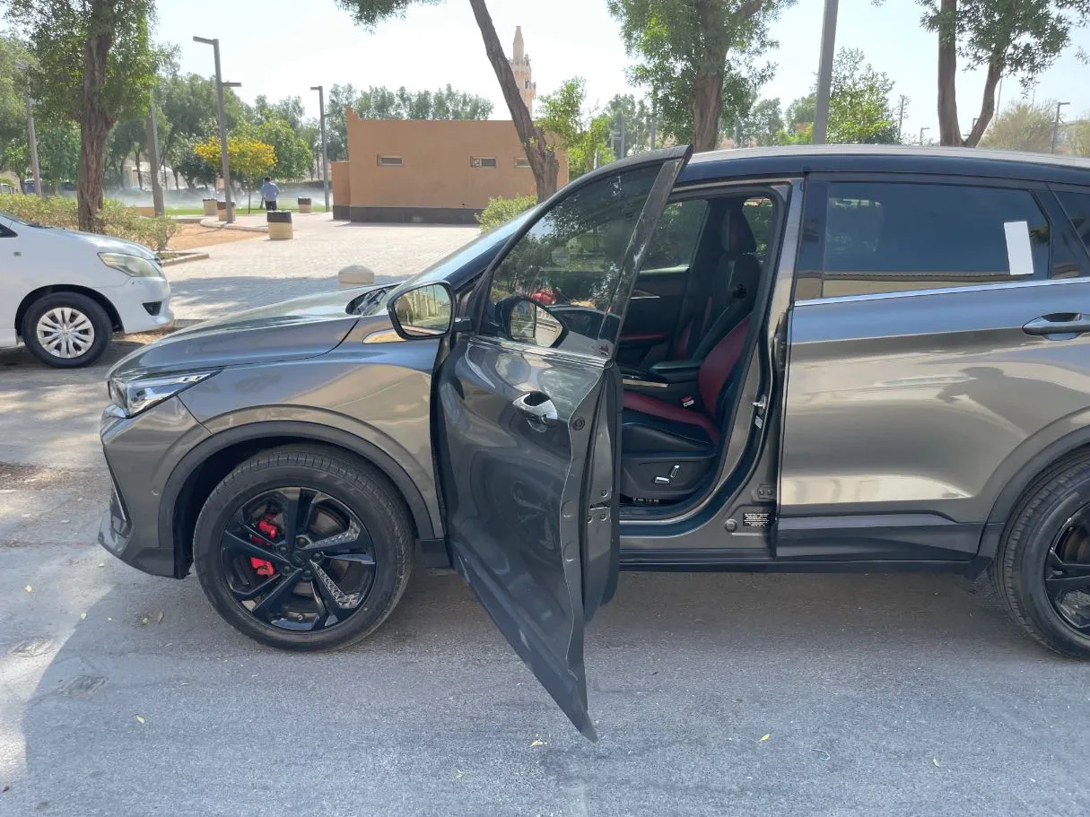 Car image 12
