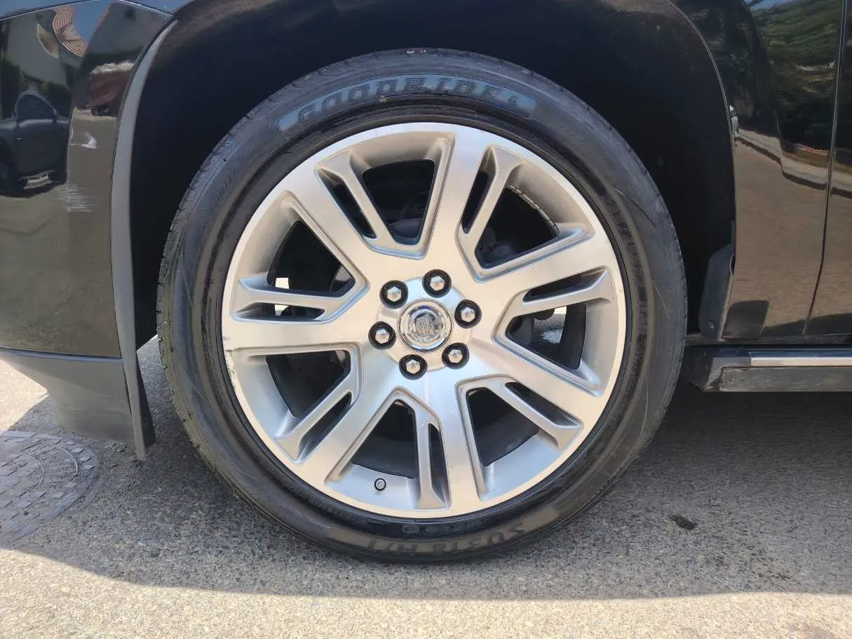 Car image 9