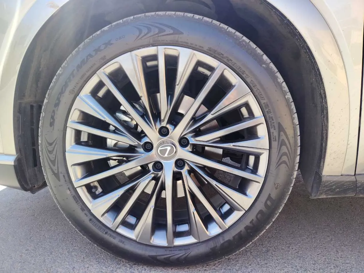Car image 10