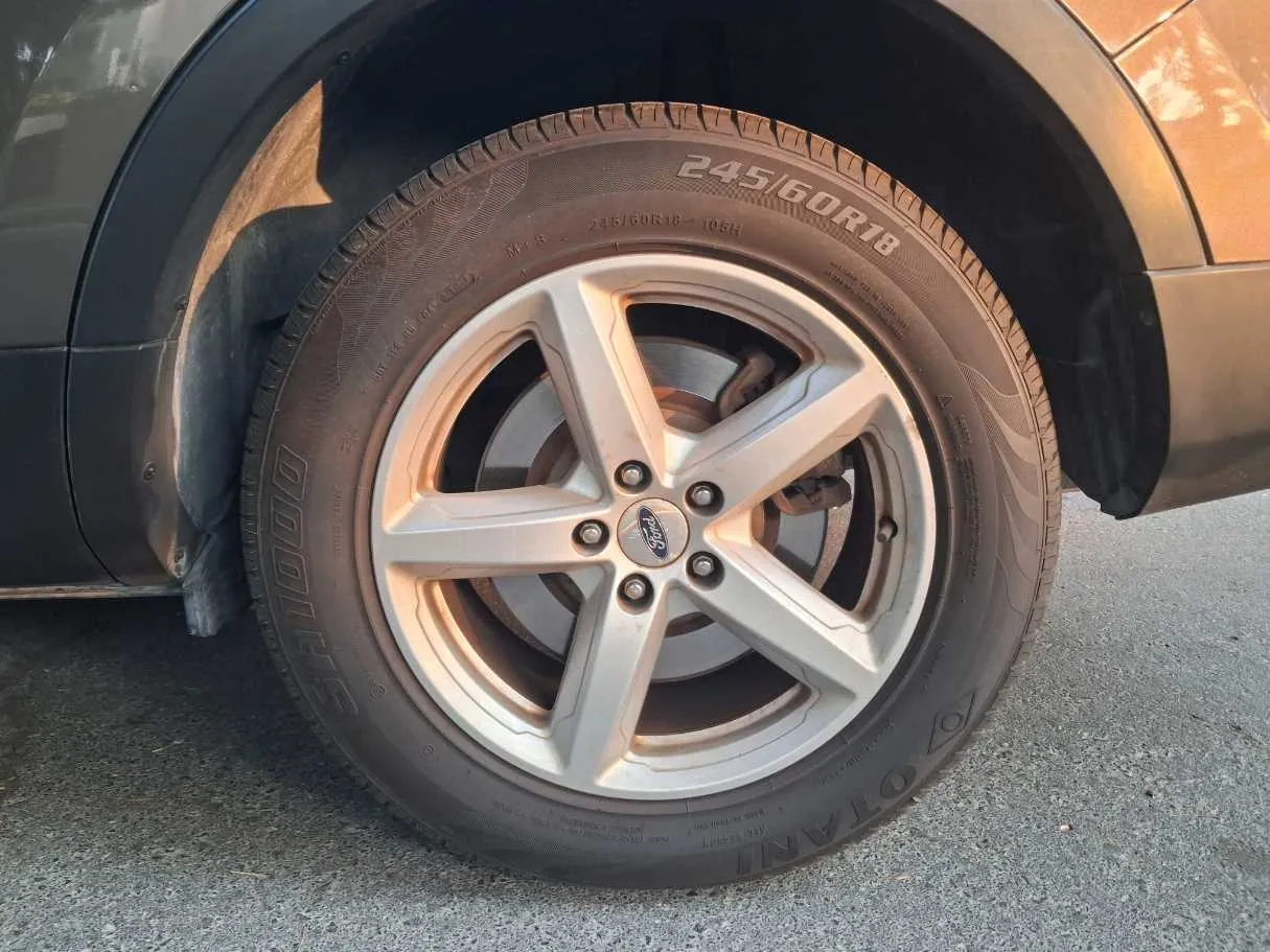 Car image 9