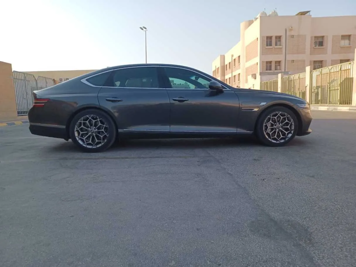 Car image 4