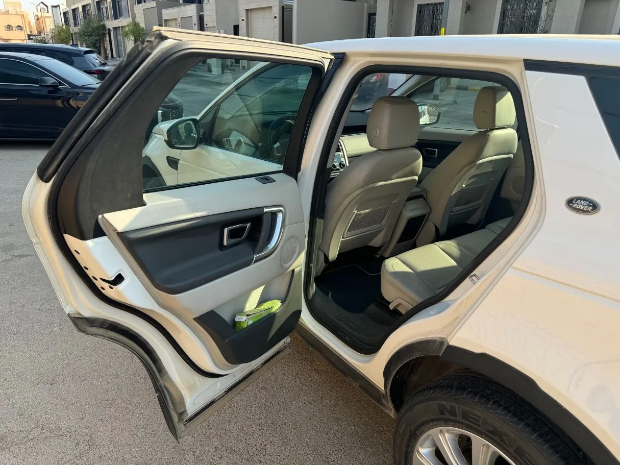 Car image 12