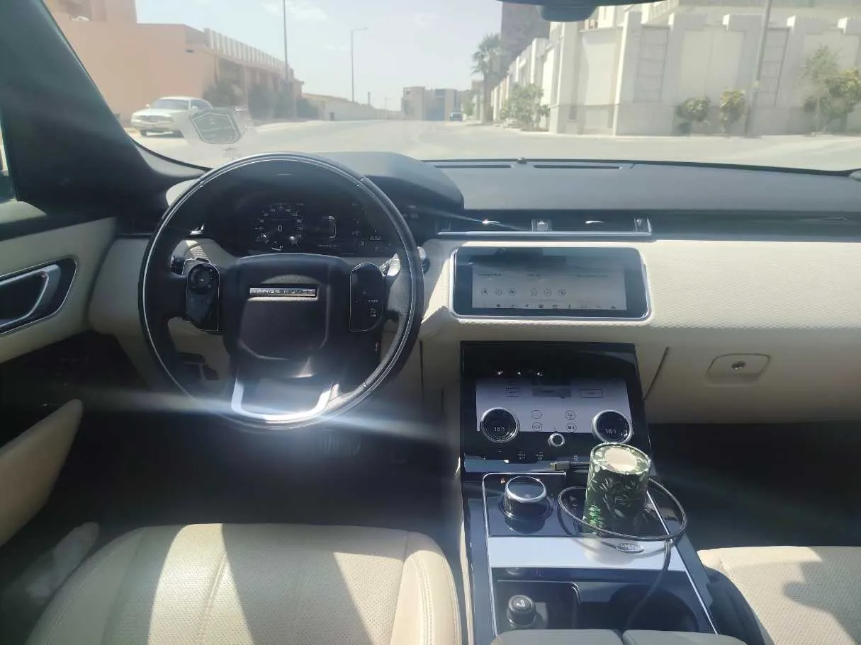 Car image 19