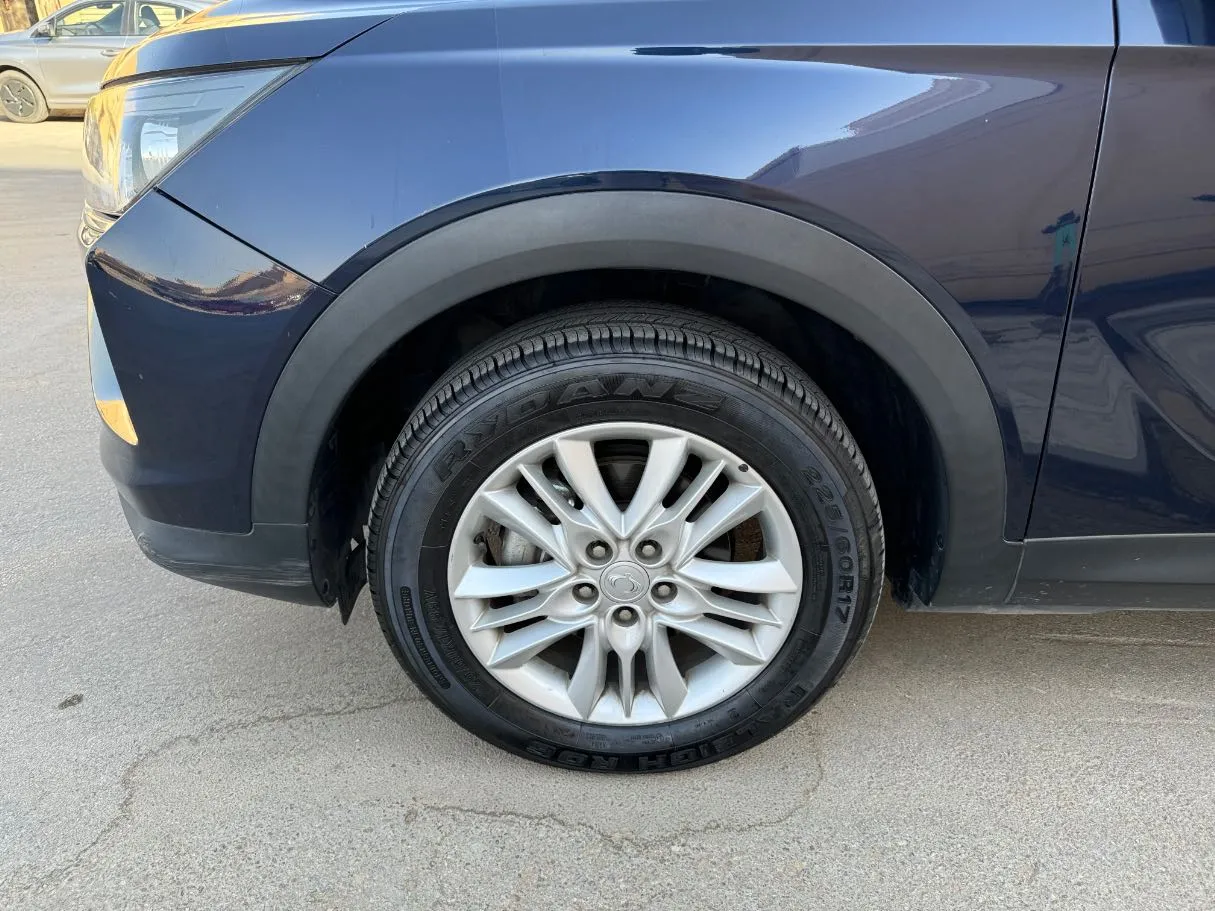 Car image 9